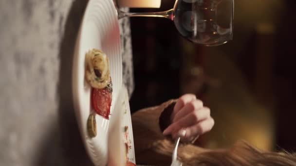 Вкусный Вегетарианский Ужин Овощами Гриле Красным Вином Ресторане Дома Вертикальное — стоковое видео