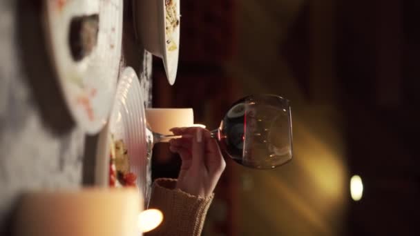 Romantyczna Para Randkująca Restauracji Pijąca Kieliszki Czerwonym Winem Wesołych Walentynek — Wideo stockowe