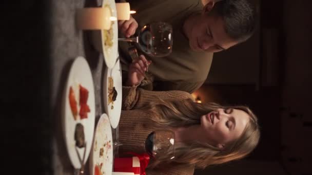 Romantisch Koppel Dat Thuis Dineert Elkaar Voedt Lacht Terwijl Valentijnsdag — Stockvideo