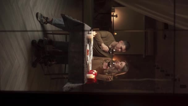 Счастливая Молодая Пара Влюблённая Целуется Пьет Красное Вино Наслаждаясь Романтическим — стоковое видео