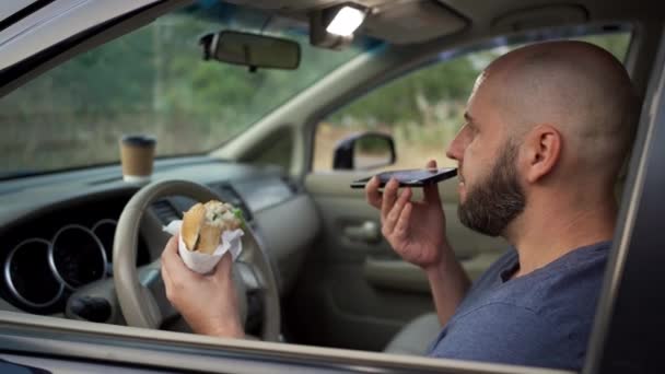 Homme Attrayant Utilisant Téléphone Mobile Parler Sur Haut Parleur Manger — Video