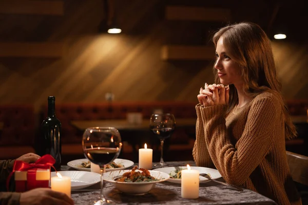 Mooi Jong Stel Verliefd Met Een Romantisch Diner Bij Kaarslicht Rechtenvrije Stockfoto's