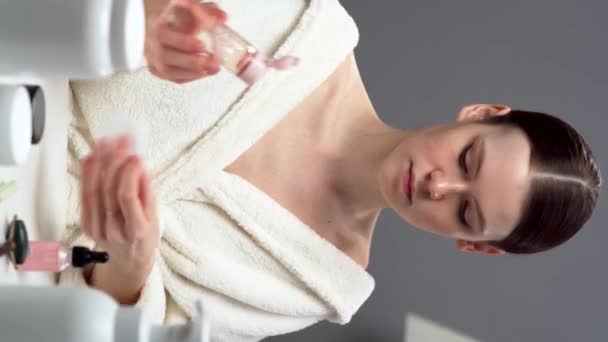 Schöne Junge Frau Reinigt Die Haut Mit Mikrokellerwasser Und Wattepad — Stockvideo