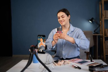 Genç profesyonel güzellik makyaj blogcusu web sitesinde ya da sosyal medyada takipçileriyle paylaşmak için makyaj dersi kaydediyor. Boşluğu kopyala