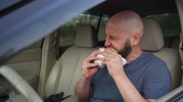 Arabayla Lezzetli Hamburgerler Yiyen Bir Adam Arabada Öğle Yemeği Meşgul — Stok video