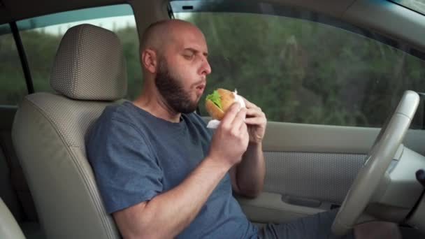 Çekici Bir Adam Arabada Kahvaltı Yapıyor Erkek Sürücü Hamburgerle Öğle — Stok video