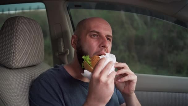 Śmieciowe Jedzenie Fast Food Lunch Samochodzie Człowiek Delektujący Się Pysznym — Wideo stockowe