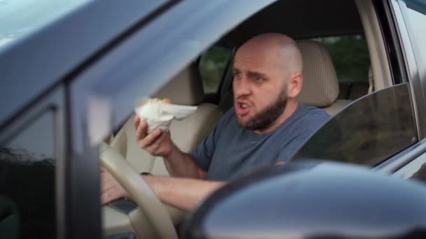 Homem Milenar Emocional Dirigindo Carro Comendo Hambúrguer Teve Acidente Motorista — Vídeo de Stock