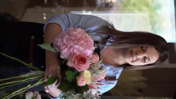 Σχέδιο Ανθοπωλείου Ανθοπωλείο Γυναίκα Δημιουργεί Όμορφο Μπουκέτο Από Μικτά Λουλούδια — Αρχείο Βίντεο