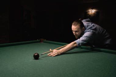 Bilardo oynayan yakışıklı milenyum adamı. Bilardo konsepti. Boşluğu kopyala