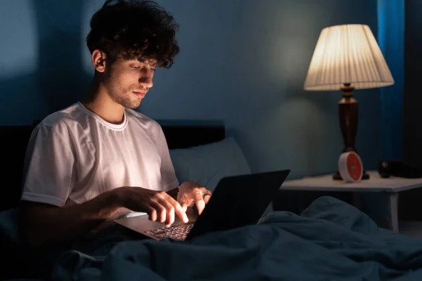 Homem Árabe Jovem Com Computador Portátil Deitado Cama Casa Noite — Fotografia de Stock