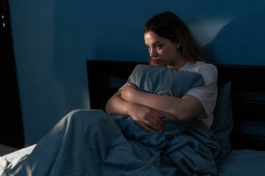 Gecenin geç saatlerinde depresyonda olan genç bir kadın uykusuzluk, uyku apnesi ya da stresten muzdarip. Uyku ve depresyon eksikliği. Boşluğu kopyala