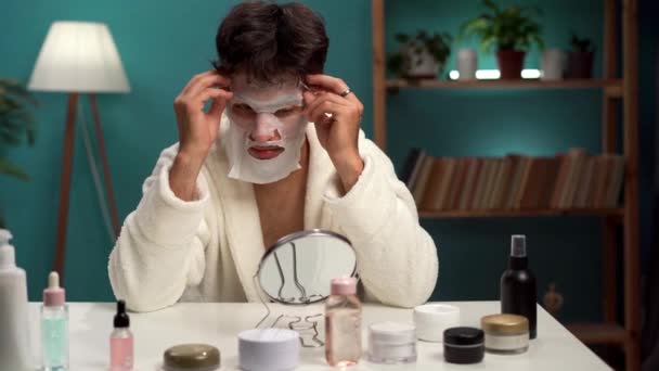 Arabisk Ung Man Sheet Mask Från Ansiktet Ansiktsbehandling Skönhetsterapi För — Stockvideo