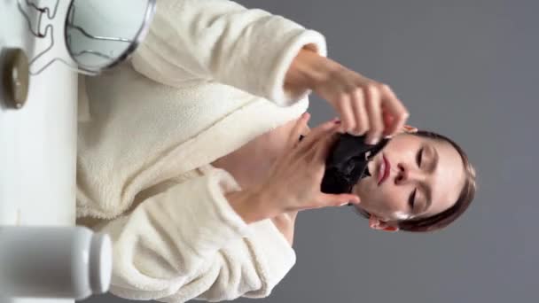 Evde Rutin Cilt Bakımı Yüzüne Siyah Sivilce Temizleme Maskesi Takan — Stok video