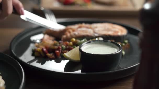 레스토랑 식사에 앉아있는 스테이크를 클로즈업 — 비디오