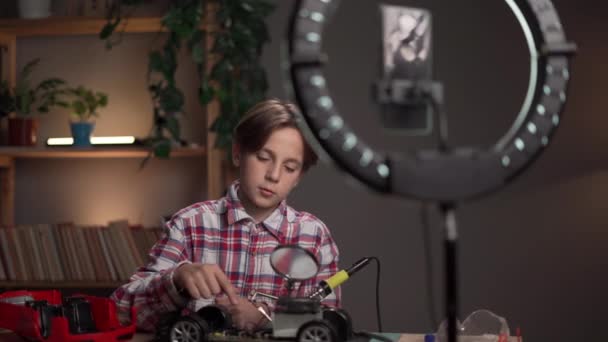 Kid Blogger Filmando Vídeo Câmera Smartphone Reparando Carro Brinquedo Quebrado — Vídeo de Stock