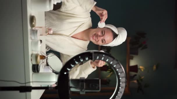 Mulher Bonita Removendo Maquiagem Com Almofadas Algodão Branco Gravando Vlog — Vídeo de Stock