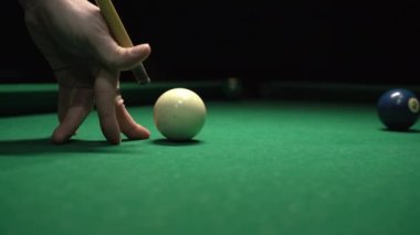 Bilardo konsepti. Renkli toplar kullanan ve bilardo oynayan bir adamı yakından çek. Boşluğu kopyala