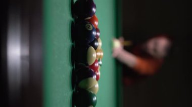 Replikli oyuncu bilardoda piramidi kırıyor. Gece hayatı. Bilardo odası. Dikey video