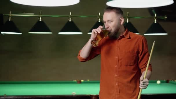 Gece Hayatı Bilardo Konsepti Bira Içen Yakışıklı Adam Bilardo Maçına — Stok video