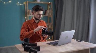 Adaptör ya da taşıyıcı vasıtasıyla veri dosyalarını, görüntüleri ve videoları kameradan laptopa aktaran ya da aktaran serbest fotoğrafçı. Boşluğu kopyala