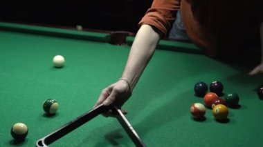 Yeşil bilardo masasına renkli bilardo topu piramidi koyan isimsiz bir adamın üst görüntüsü. Yakın plan.