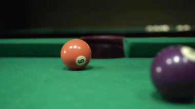 Bilardo topunu deliğe sokmaya yakın çekim. Bilardo sporu oyun konsepti