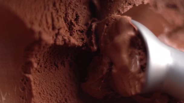 Delicioso Helado Chocolate Que Recoge Con Una Cucharada Primer Plano — Vídeos de Stock