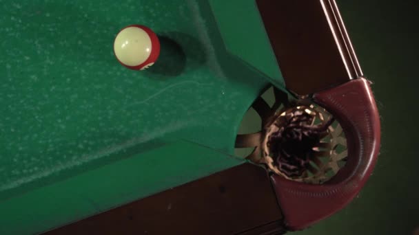 穴が付いている近くの緑のテーブルのイギリスのビリヤードのための球そしてキュー コピースペース — ストック動画