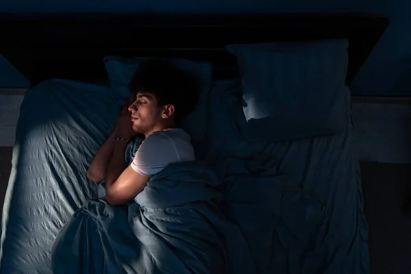 Top Kilátás Fiatal Arab Férfi Alszik Kényelmesen Egy Kényelmes Ágy Stock Fotó