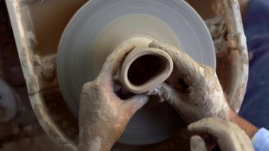 Çömlekçi çarkında kil modelleme üzerine yüksek lisans. Çömlek atölyesinde çalışıyorum. Üst görünüm