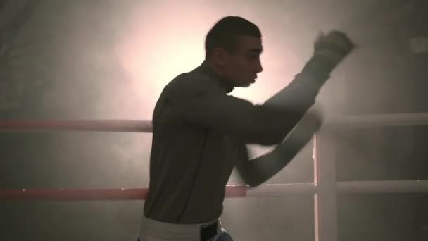 体育概念 年轻的拳击手在黑漆漆的背景下与浓烟搏斗 复制空间 — 图库视频影像