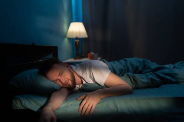 Uykusuz adam uykusuzluk ya da stresten muzdarip. Yorgun ve bitkin bir şekilde bütün gece sorun yüzünden uyanıktım. Boşluğu kopyala