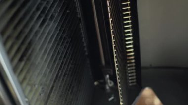 Şef acılı ızgarada çiğ pirzola bifteği pişiriyor. Dikey video