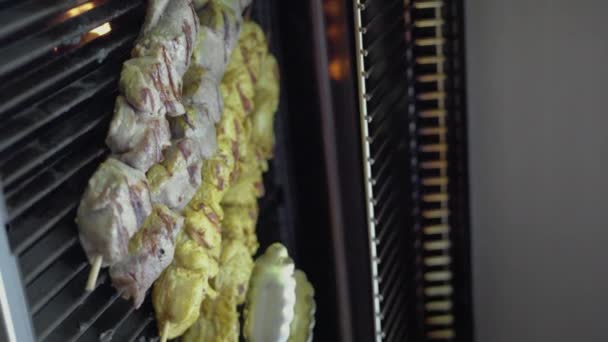 在绞刑架上做什锦烤面包 肉在煤块上烘烤 厨师烤多汁的牛肉 鸡肉和猪肉 烤肉在烤架上 垂直录像 — 图库视频影像
