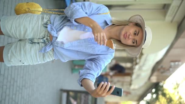 Ung Glad Turist Kvinna Äter Glass Gör Selfie När Går — Stockvideo