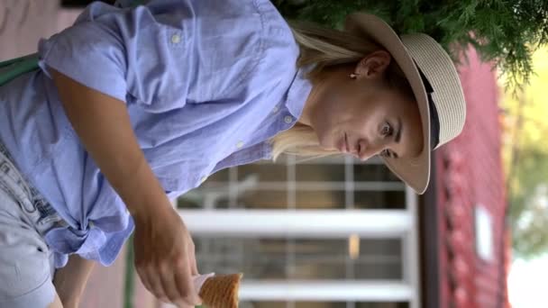 Νεαρή Λευκή Γυναίκα Καπέλο Τρώει Παγωτό Καλοκαίρι Ένα Καφέ Της — Αρχείο Βίντεο