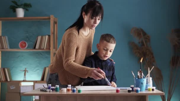 Criança Feliz Mãe Pintura Tela Com Pincel Melhorando Habilidades Arte — Vídeo de Stock