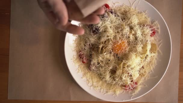 Жінка Їсть Пасту Спагетті Ясом Помідорами Посипана Пармезаном Приймає Столові — стокове відео