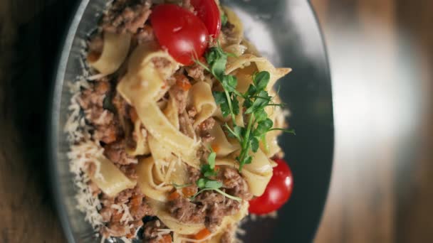 Pasta Bolognese Frau Isst Zum Abendessen Traditionelle Italienische Pasta Mit — Stockvideo