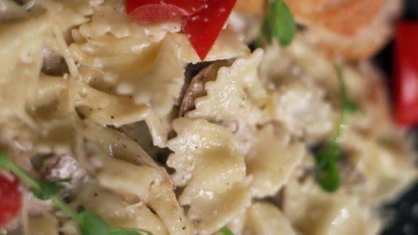 Domatesli Farfalle Tavuk Eti Krema Soslu Parmesan Mutfak Masasındaki Beyaz — Stok video