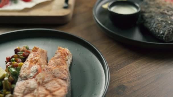 Somon Grătar Dorado Legume Servite Masă Lemn Restaurant Concept Meniu — Videoclip de stoc