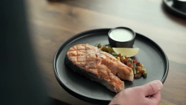 Cliente Restaurante Llevando Pedido Plato Filete Salmón Parrilla Con Verduras — Vídeo de stock