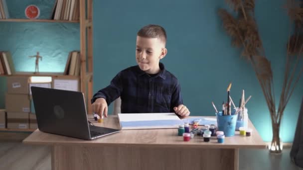 远距离教育的概念 白人男孩在网上学习使用笔记本电脑在画布上画画 复制空间 — 图库视频影像