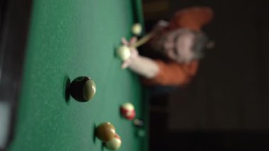 Bilardo oyunu devam ediyor. Amerikan bilardo bilardosu. Bilardo oyunu konsepti. Dikey video