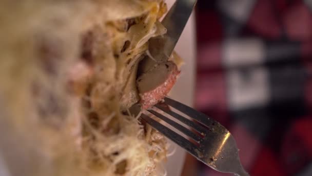 レストランに座っている間においしいパスタを食べる男性のクローズアップ バーティカルビデオ — ストック動画