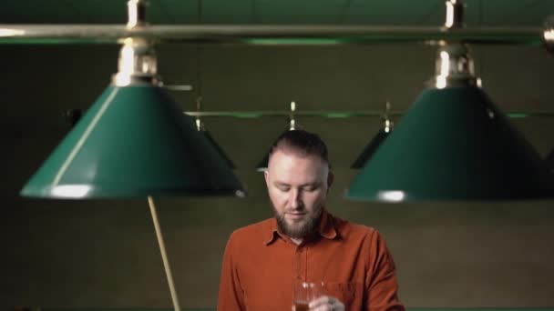 Vie Nocturne Concept Billard Bel Homme Buvant Bière Une Pause — Video