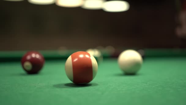プールキューとボール テーブルでビリヤードボールを目指すキューと男性の手 クローズアップ — ストック動画