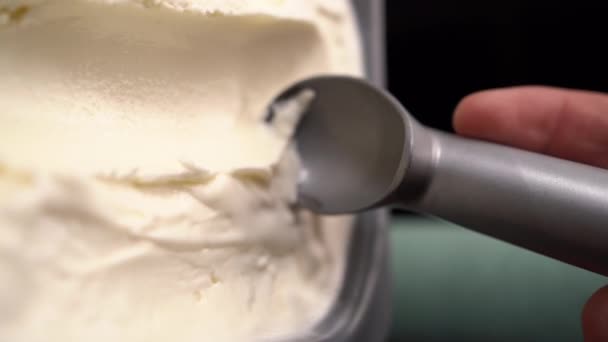 스쿠프는 컨테이너에서 바닐라 아이스크림을 아이스크림의 만들기 — 비디오