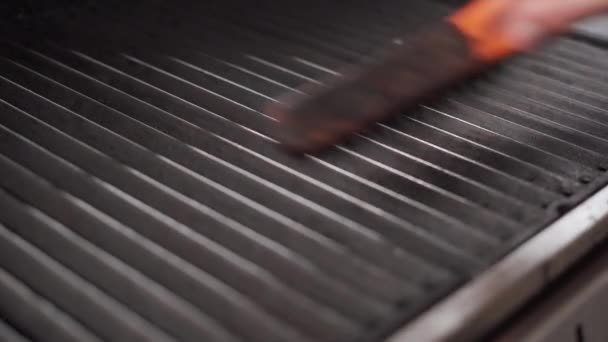 男性用金属刷子清洁肮脏的烤架 清理室外煤气炉 复制空间 — 图库视频影像